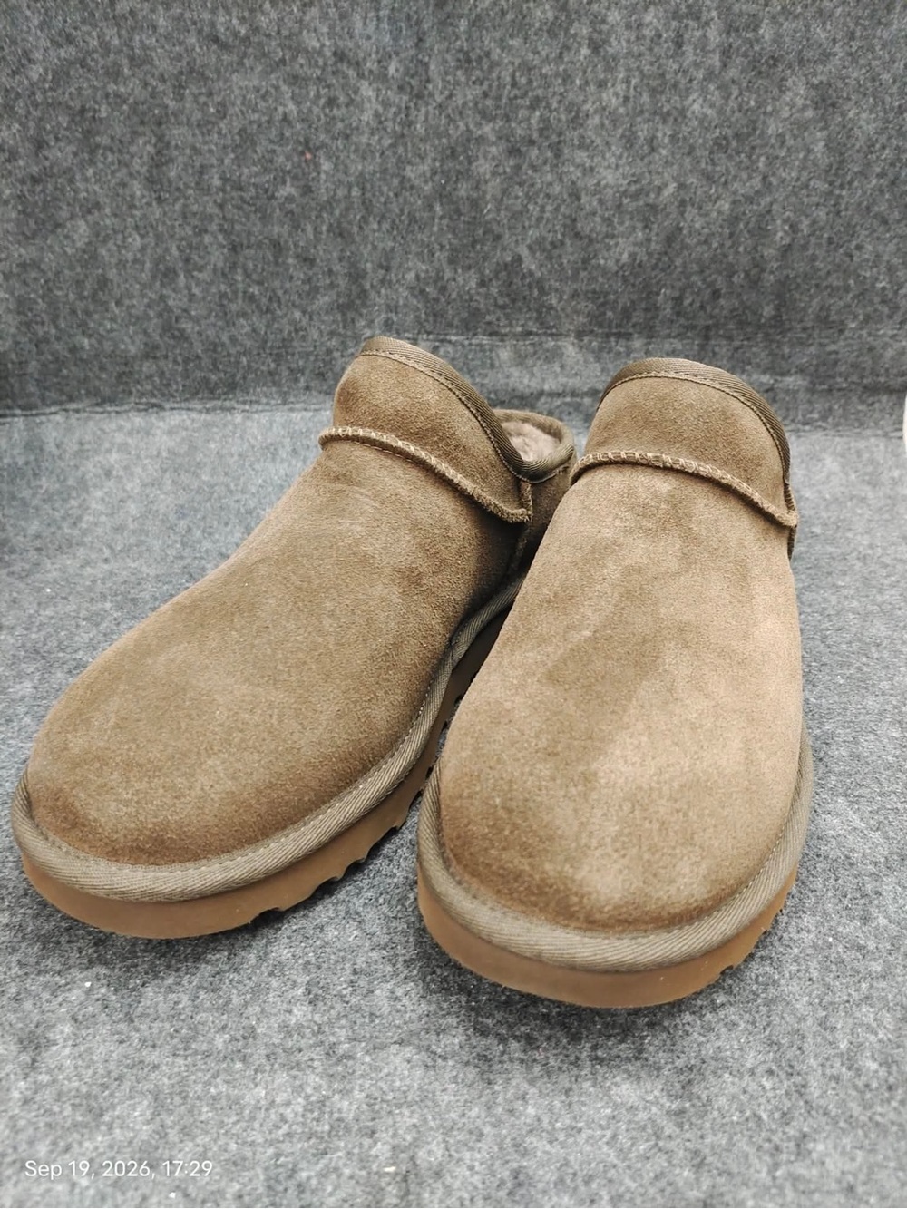 NWOB UGG CLASSIC SLIPPER SUEDE/ SHEEPSKIN SLIPPERS, WOMEN Mushroom Suede Size 8